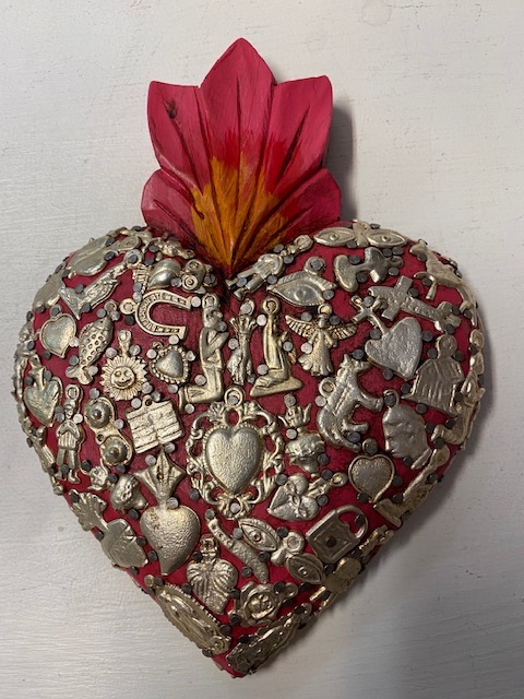 LGE PINK WOODEN HEART W/MILAGROS (19x14cm) - Rustico Mexicano